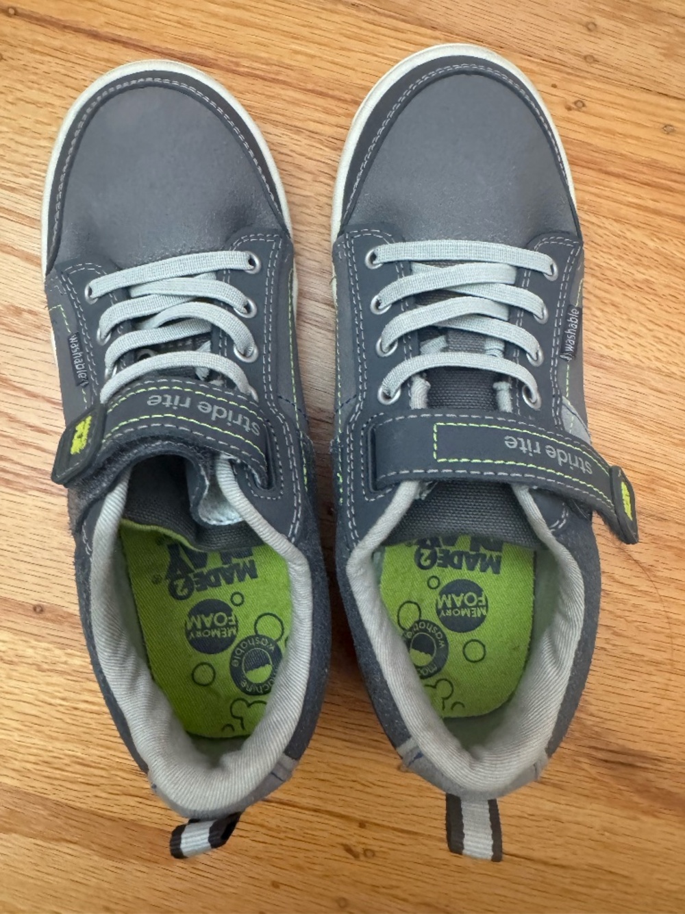 Stride Rite Boys Size 2 W Made2Play Kaleb Memory Foam Sneakers Grey